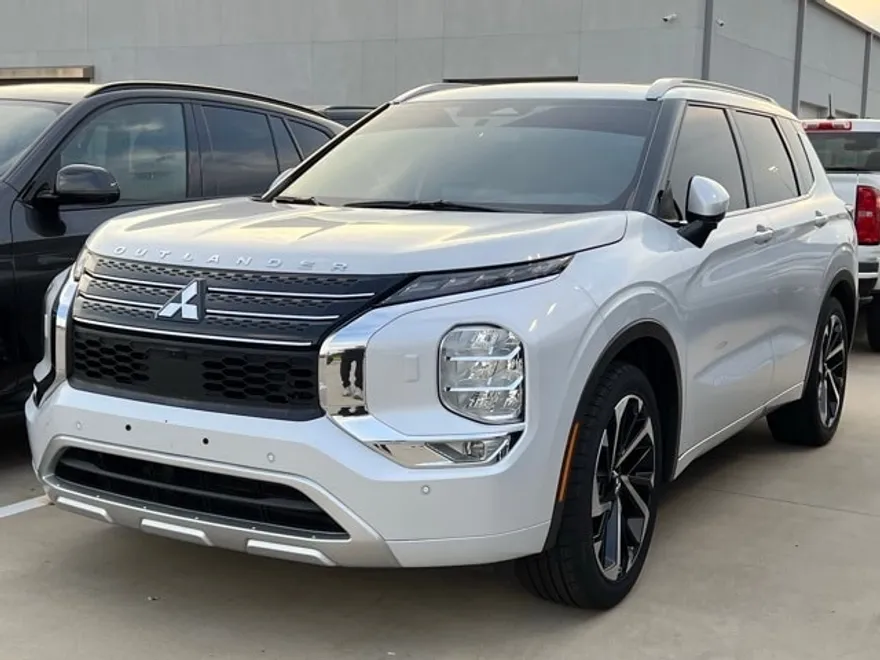 2022 Mitsubishi Outlander SEL photo 1