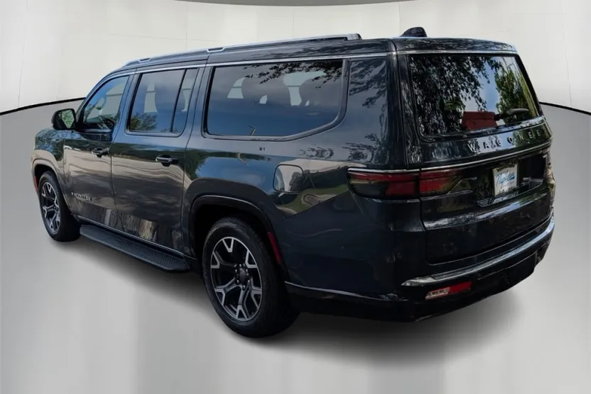 2024 Jeep Wagoneer L Series III photo 1