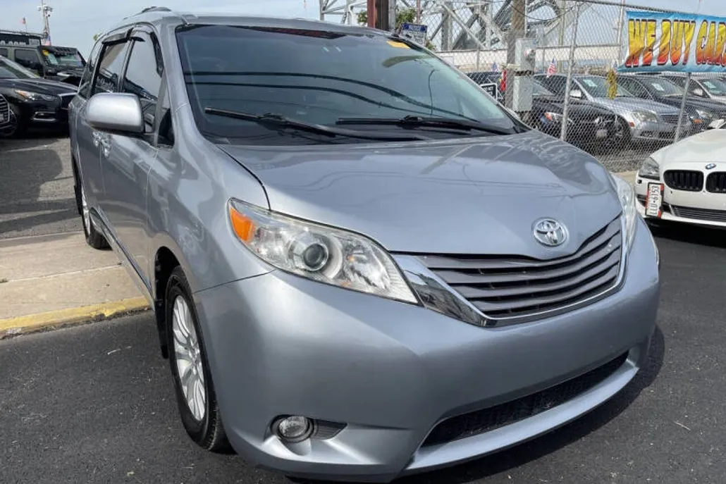 2015 Toyota Sienna XLE photo 1