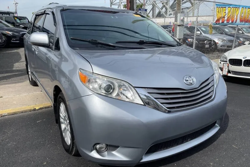 2015 Toyota Sienna XLE photo 1