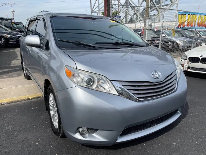 2015 Toyota Sienna XLE photo 1