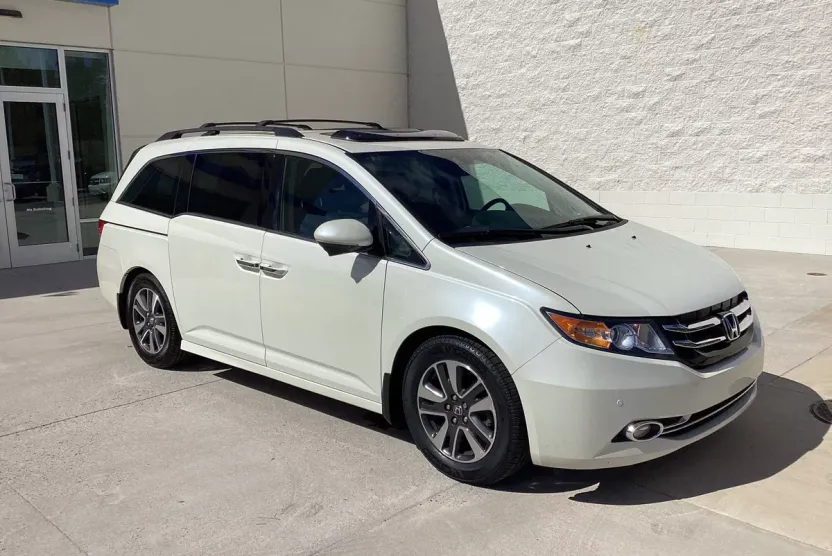 2014 Honda Odyssey Touring photo 1