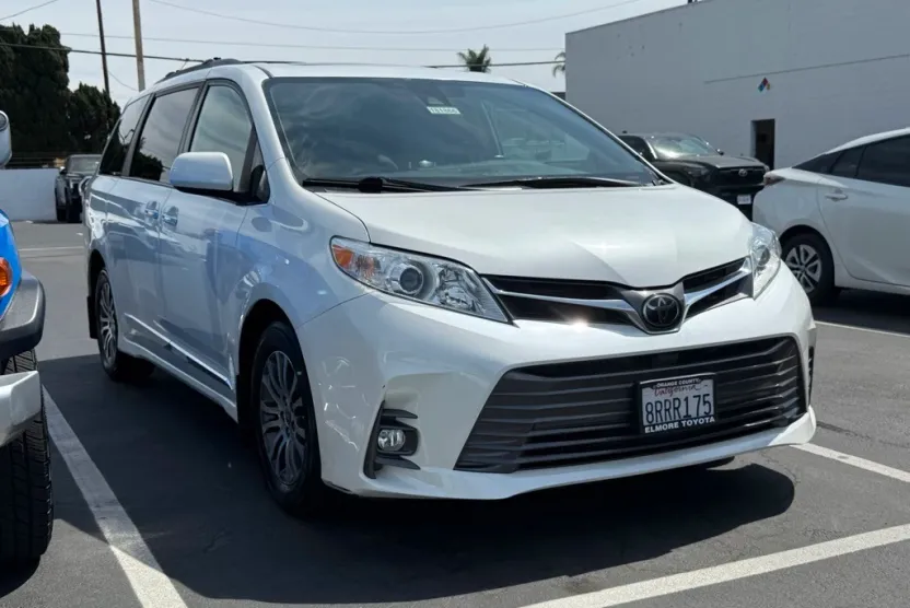 2020 Toyota Sienna XLE photo 1