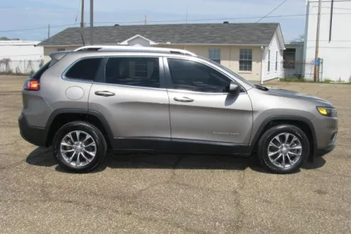 2021 Jeep Cherokee Latitude photo 2