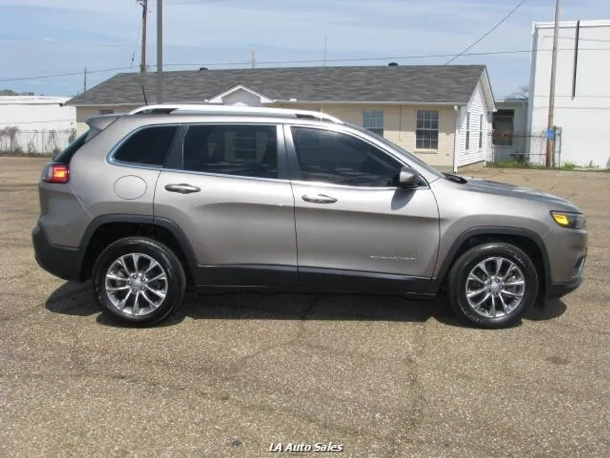 2021 Jeep Cherokee Latitude photo 2