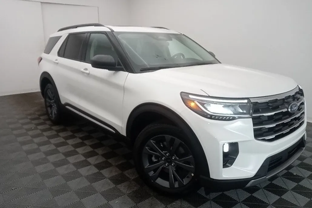 2025 Ford Explorer photo 1