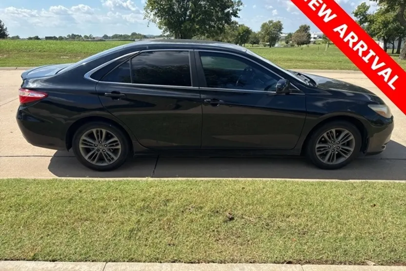 2017 Toyota Camry SE photo 1