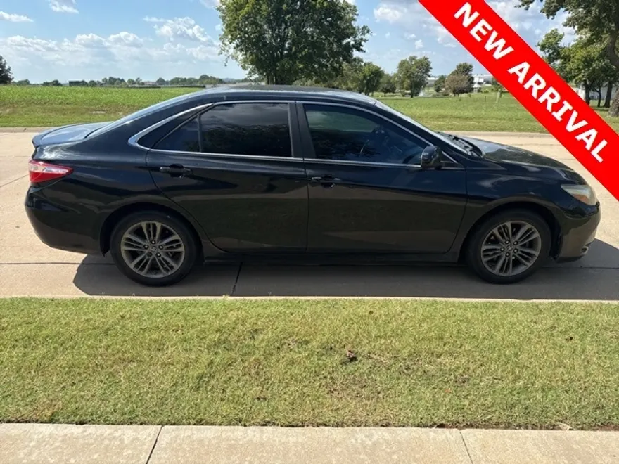 2017 Toyota Camry SE photo 1