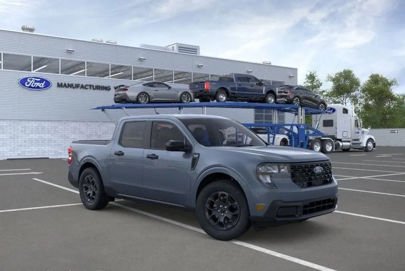 2025 Ford Maverick XLT photo 1