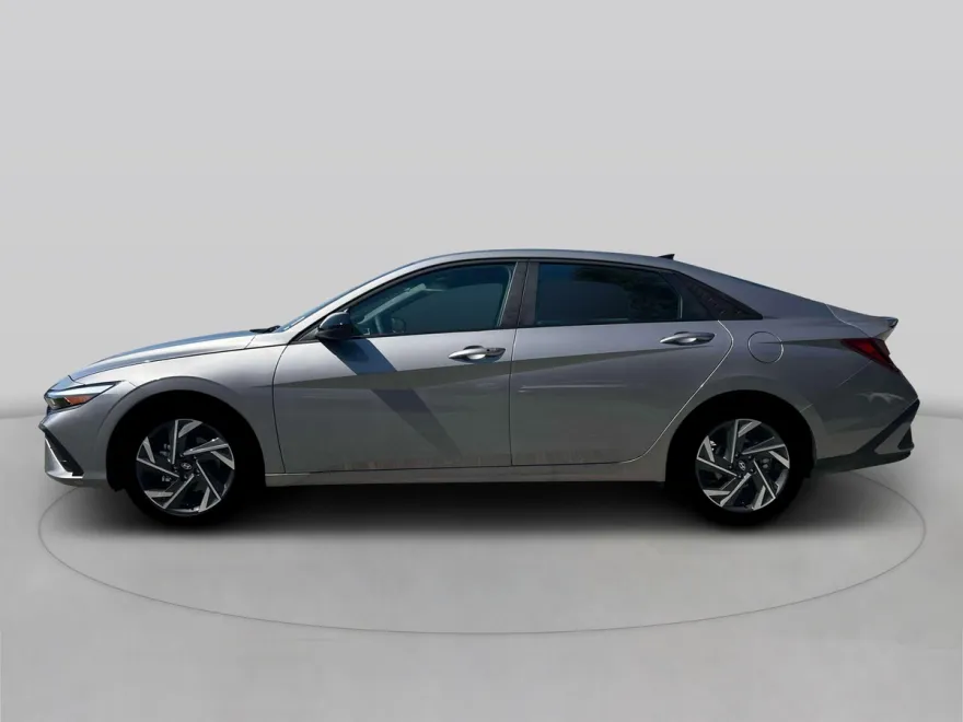 2025 Hyundai Elantra SEL Sport photo 1