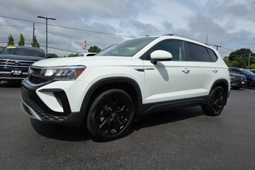 2022 Volkswagen Taos SE photo 1