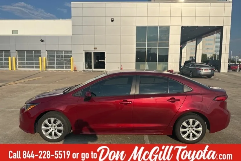 2024 Toyota Corolla LE photo 1