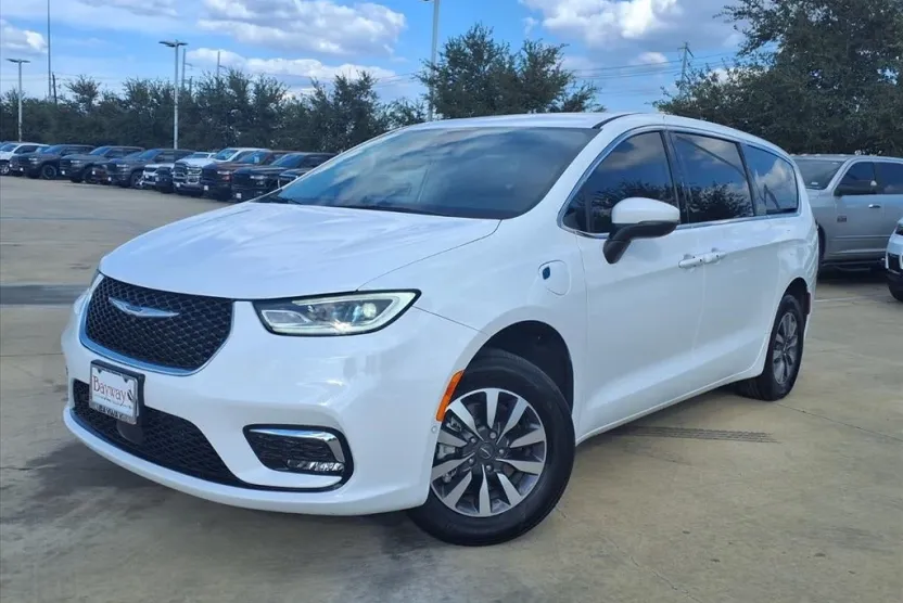 2023 Chrysler Pacifica Hybrid Touring L photo 1