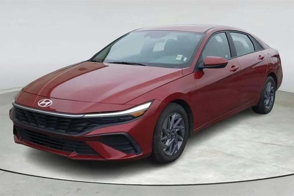 2024 Hyundai Elantra SEL photo 1