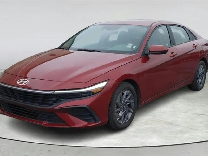 2024 Hyundai Elantra SEL photo 1
