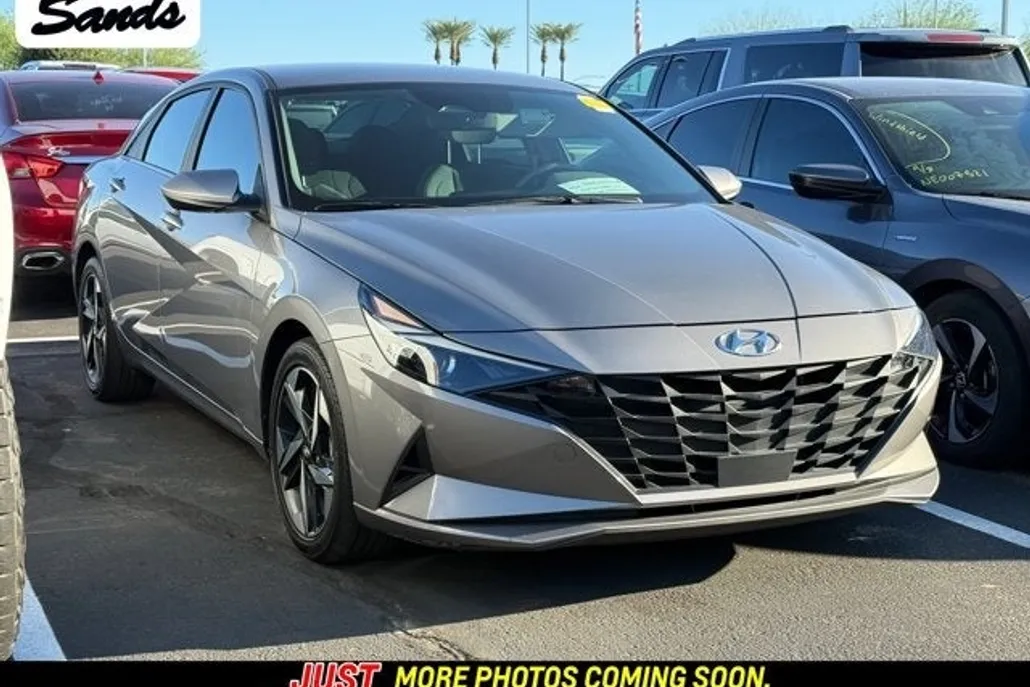 2023 Hyundai Elantra SEL photo 1