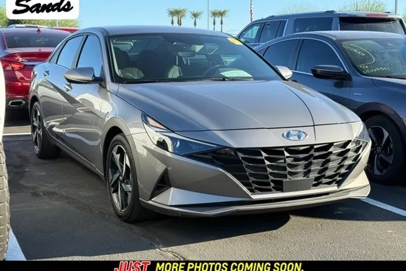 2023 Hyundai Elantra SEL photo 1