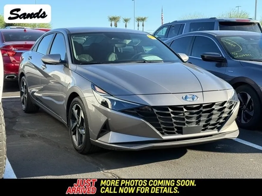 2023 Hyundai Elantra SEL photo 1