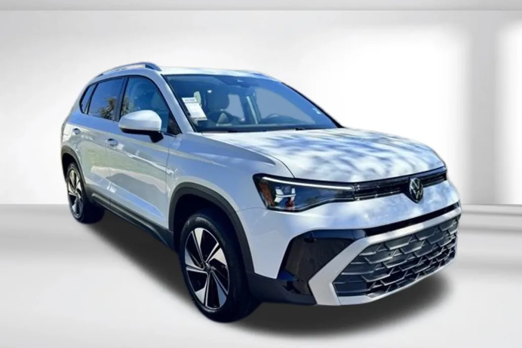 2025 Volkswagen Taos SE photo 1