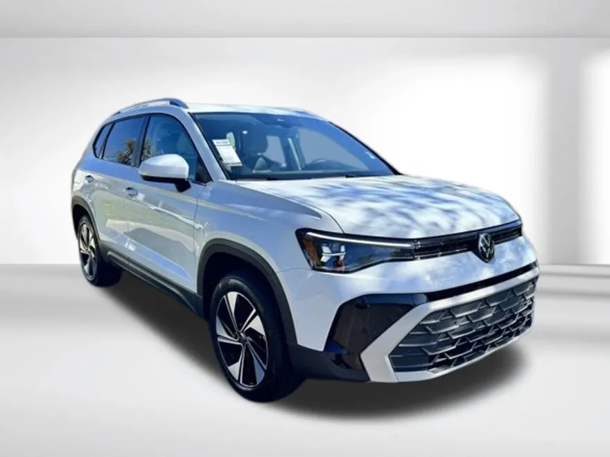 2025 Volkswagen Taos SE photo 1