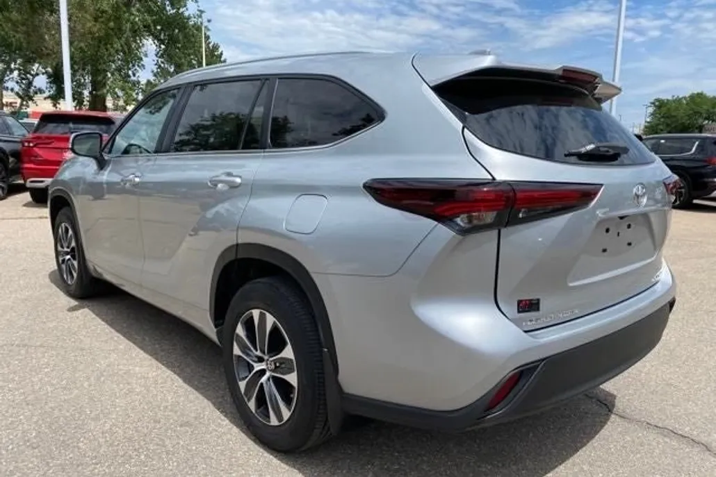 2024 Toyota Highlander XLE photo 1