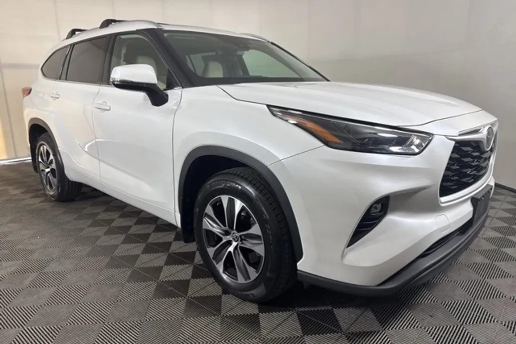 2022 Toyota Highlander XLE photo 1