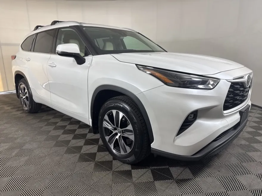 2022 Toyota Highlander XLE photo 1