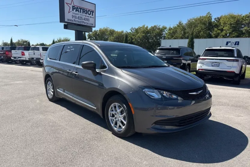 2020 Chrysler Voyager LX photo 1