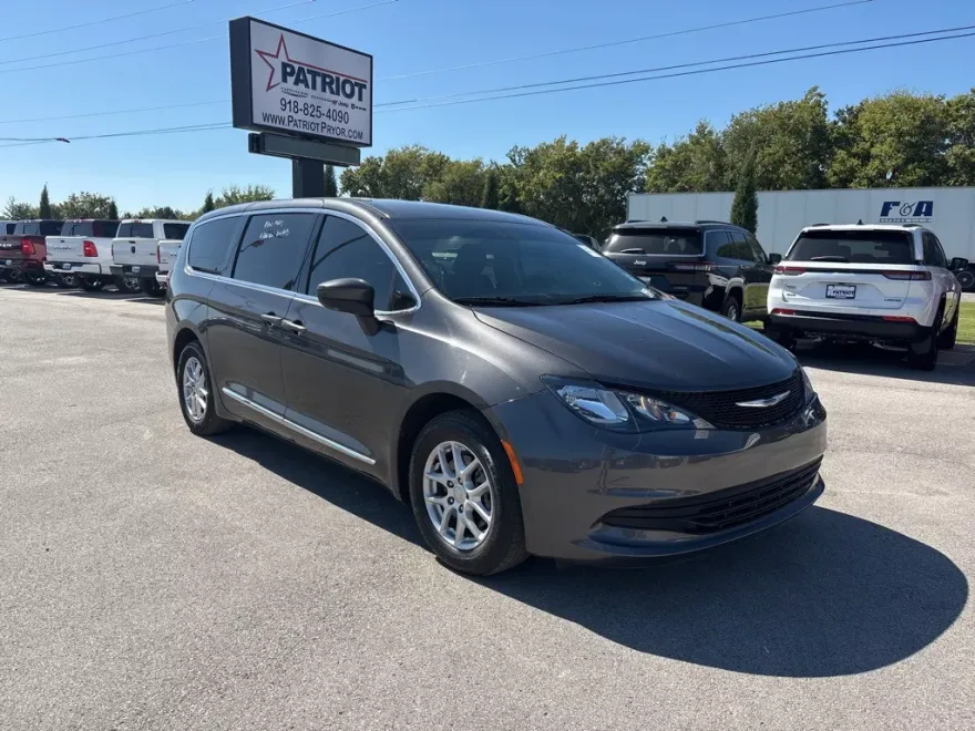 2020 Chrysler Voyager LX photo 1