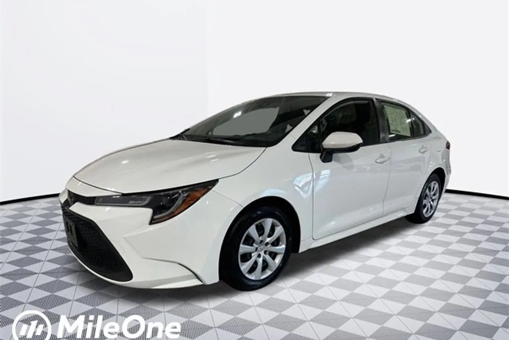 2022 Toyota Corolla LE photo 1