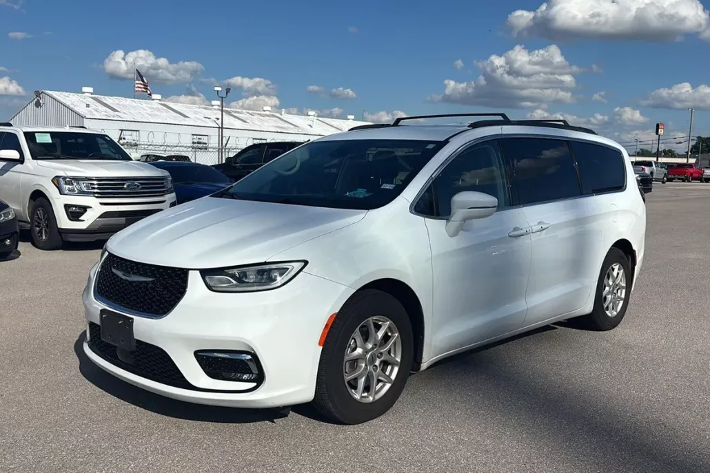 2022 Chrysler Pacifica Touring L photo 1