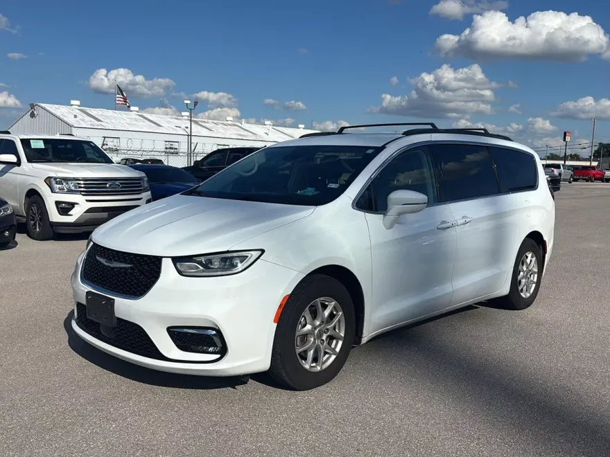 2022 Chrysler Pacifica Touring L photo 1