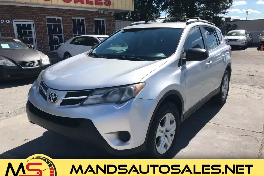 2015 Toyota RAV4 LE photo 1
