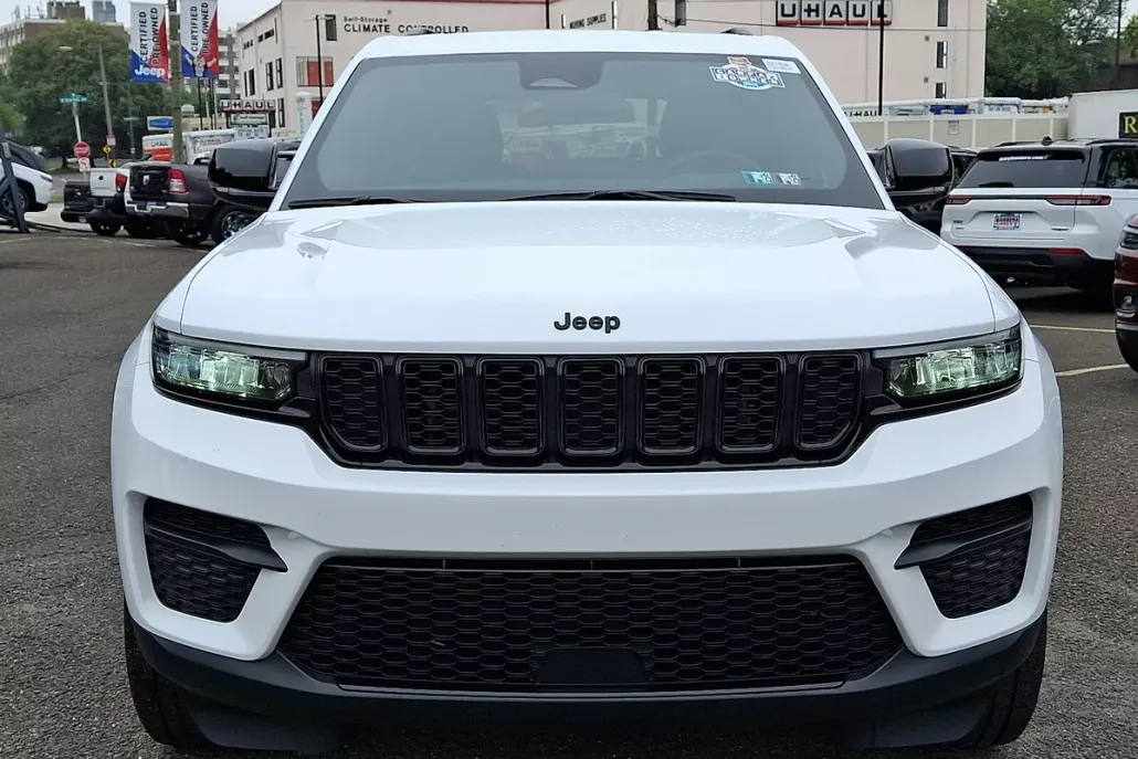 2023 Jeep Grand Cherokee Altitude photo 1