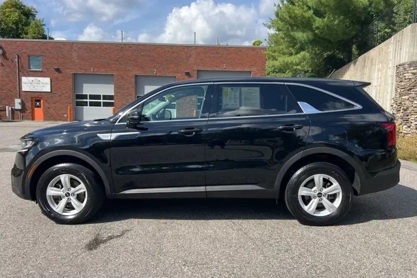 2022 Kia Sorento LX photo 1