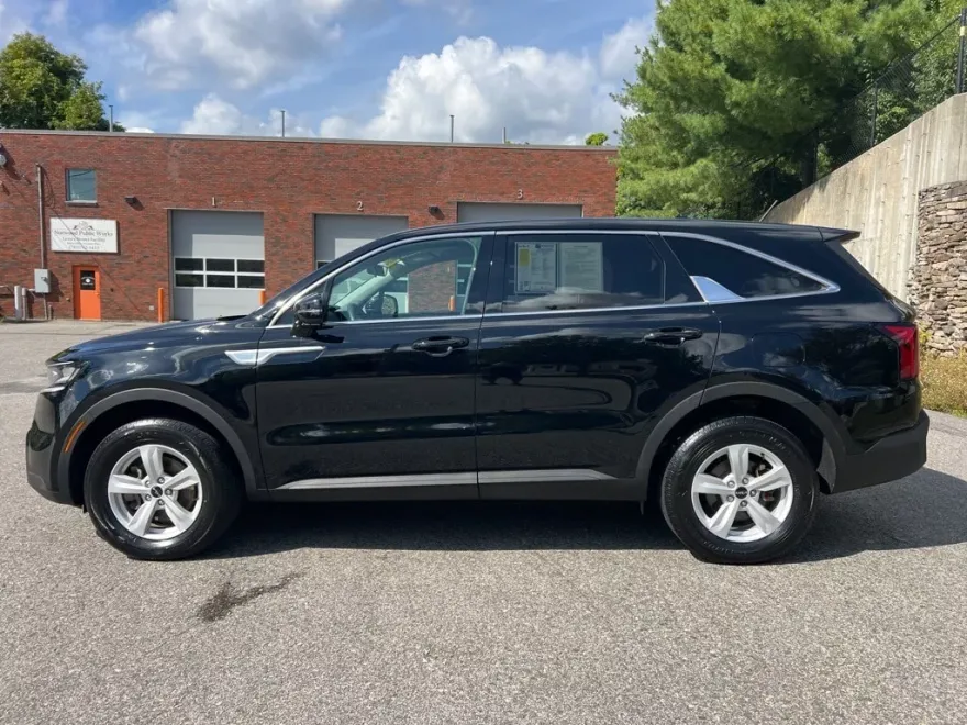 2022 Kia Sorento LX photo 1