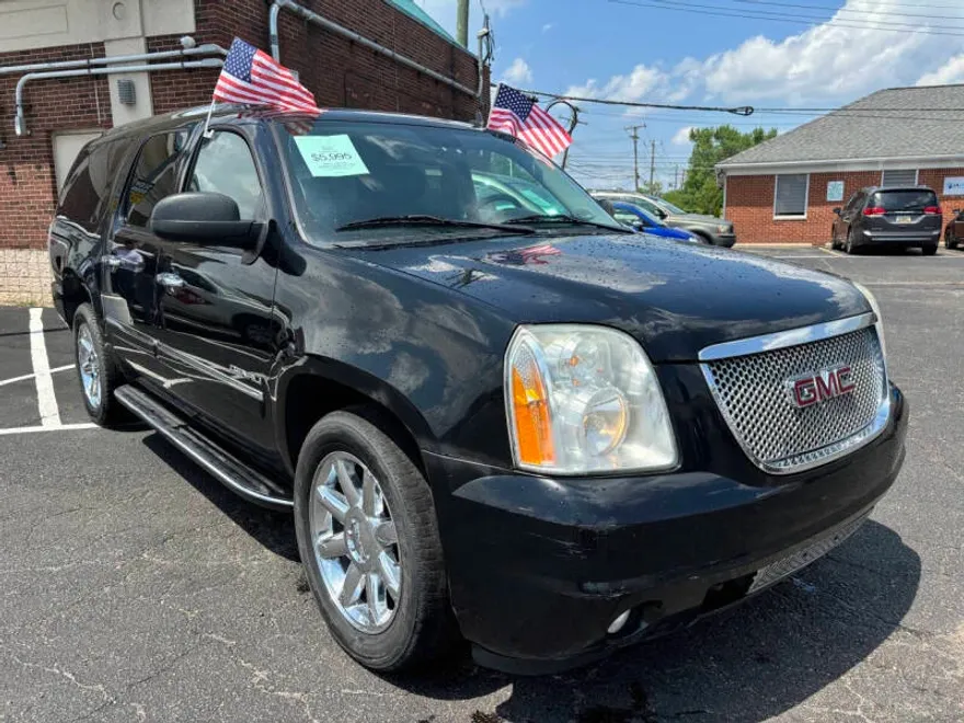 2010 Gmc Yukon Denali XL photo 1