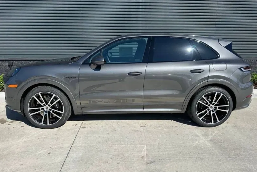 2025 Porsche Cayenne Turbo E-Hybrid photo 1