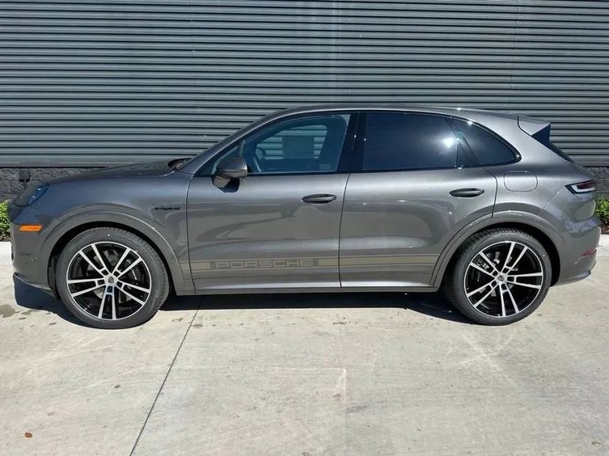 2025 Porsche Cayenne Turbo E-Hybrid photo 1
