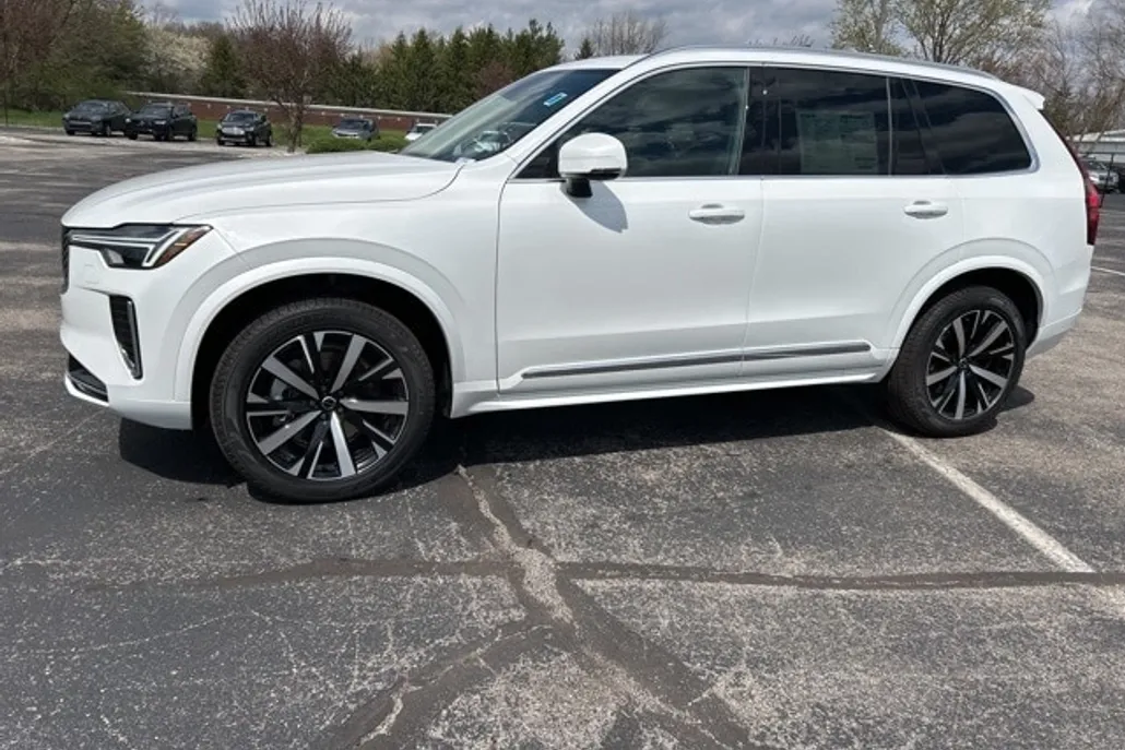 2025 Volvo XC90 B5 Core photo 1