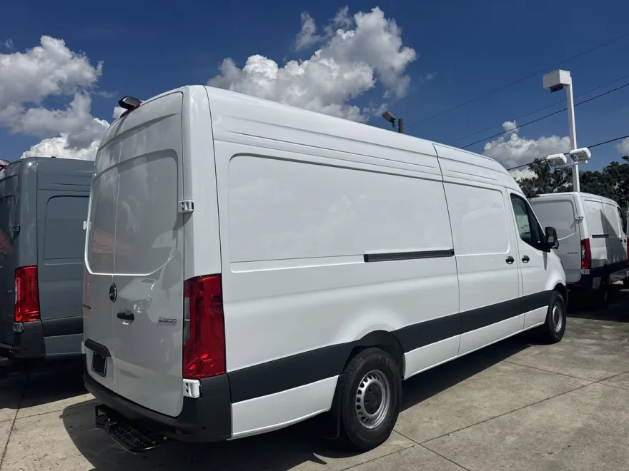 2025 Mercedes Benz Sprinter 2500 photo 2