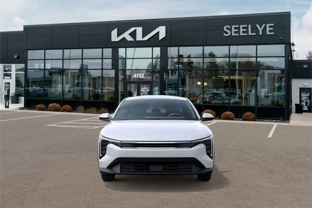 2025 Kia K4 LXS photo 1