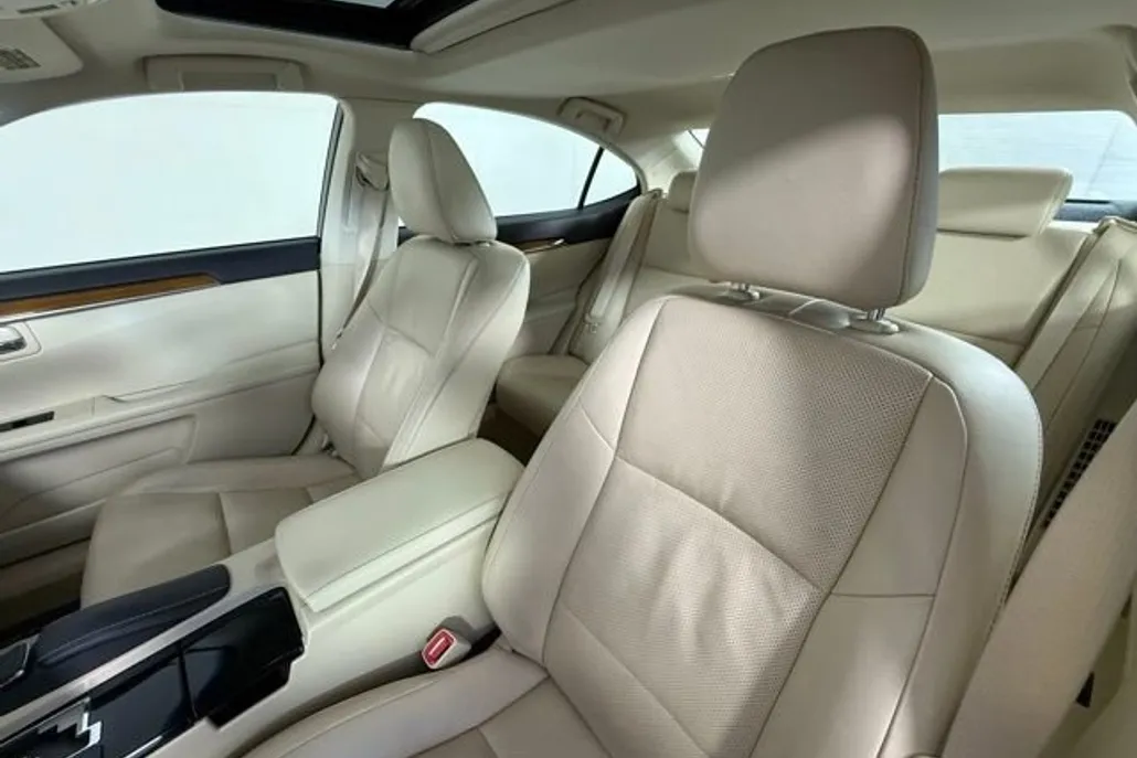 2015 Lexus ES 300h photo 1