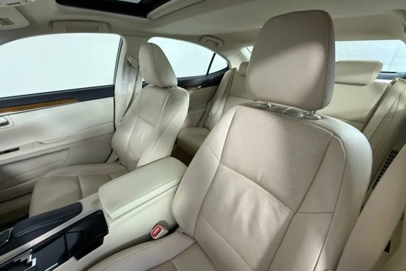 2015 Lexus ES 300h photo 1