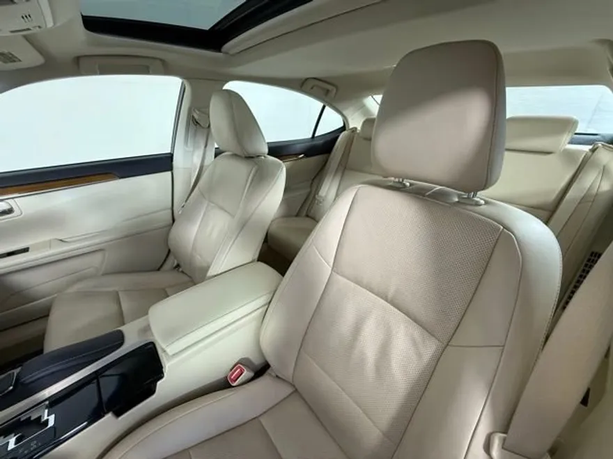 2015 Lexus ES 300h photo 1