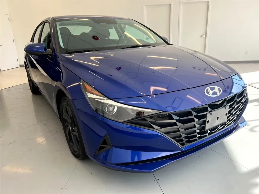 2023 Hyundai Elantra SEL photo 1