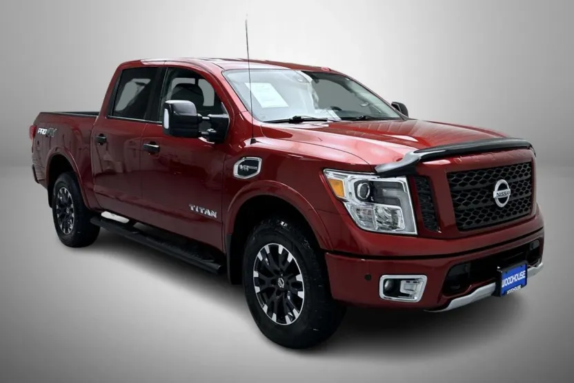 2017 Nissan Titan PRO-4X photo 1