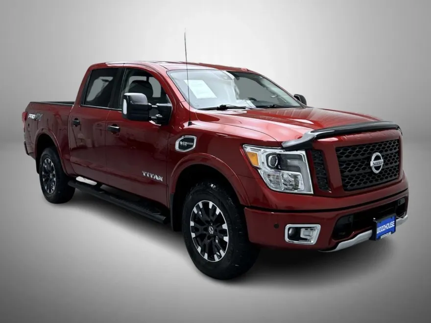 2017 Nissan Titan PRO-4X photo 1