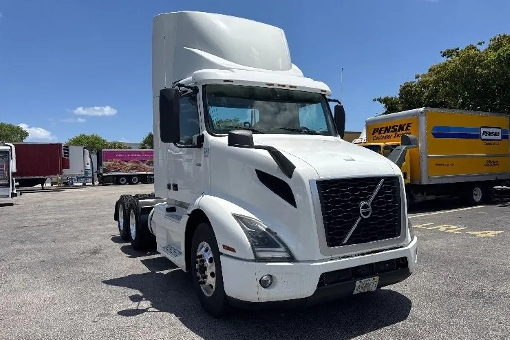 2019 Volvo Truck VNR photo 1