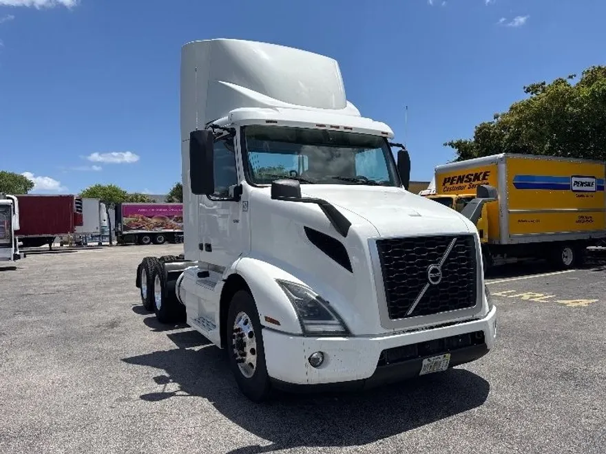2019 Volvo Truck VNR photo 1